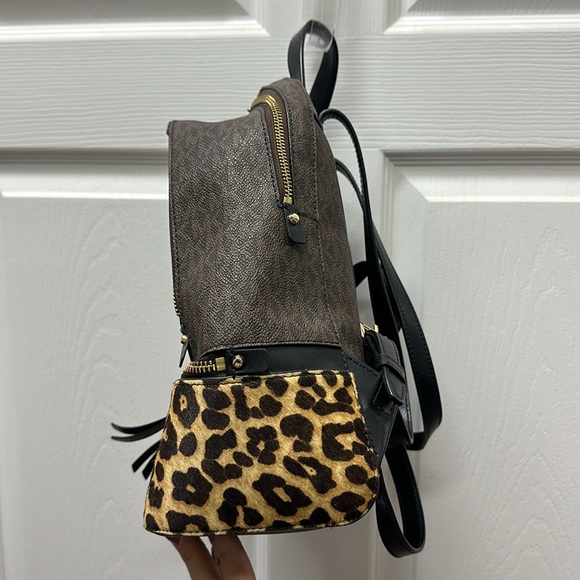 Michael Kors Medium Backpack Leopard - Picture 2 of 16